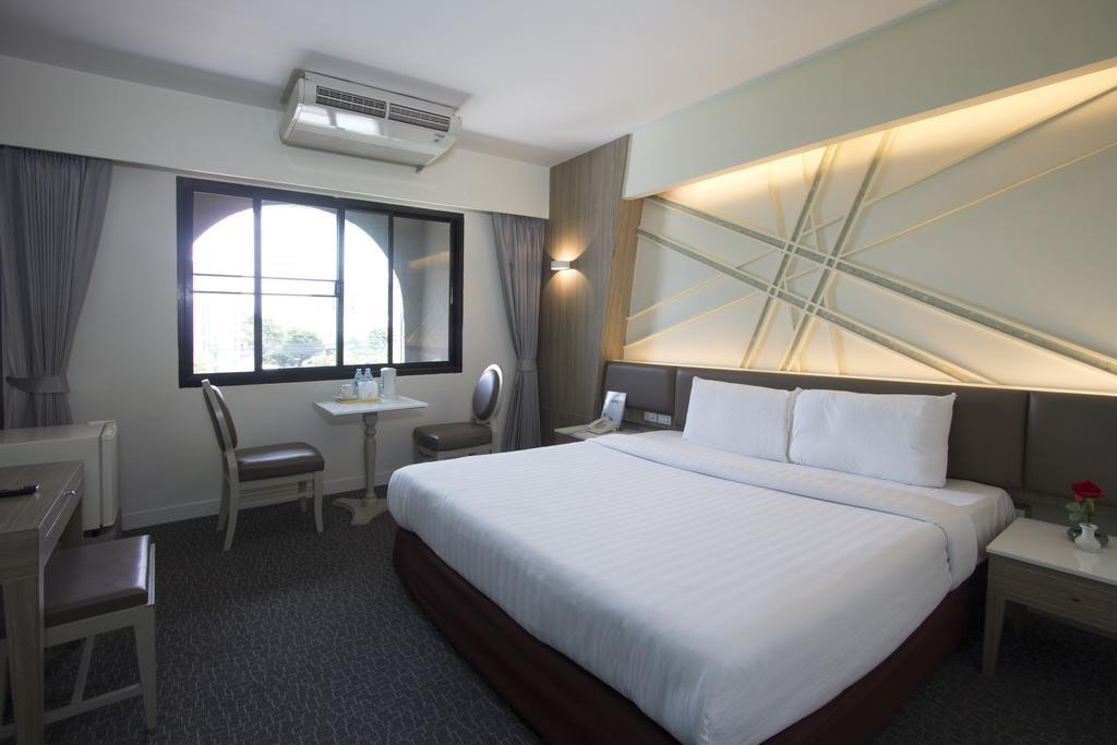 Hotel Papa Bangkok Siriraj Eksteriør billede